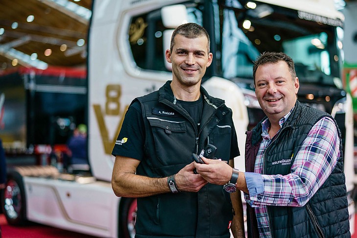 Herr Grahm übergibt seinem Mitarbeiter den Schlüssel für den neuen Scania V8