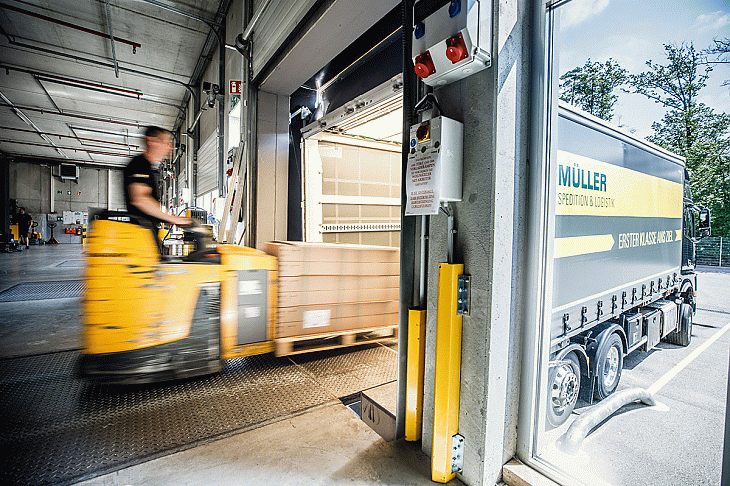 Wolfmüller-Mitarbeiter fährt beim Beladen mit einem Gabelstapler einen LKW-Auflieger