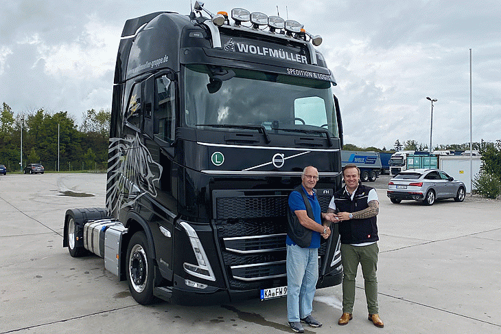 Domik Meffle überreicht den Fahrzeugschlüssel des Volvo FH an Werner Christ