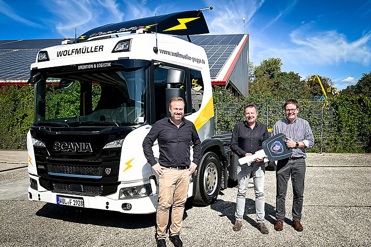 Schlüsselübergabe für den neuen E-Truck Scania 25L 