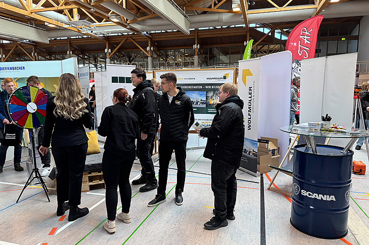 Mitarbeiter-innen und Azubis sowie Interessenten am Messestand