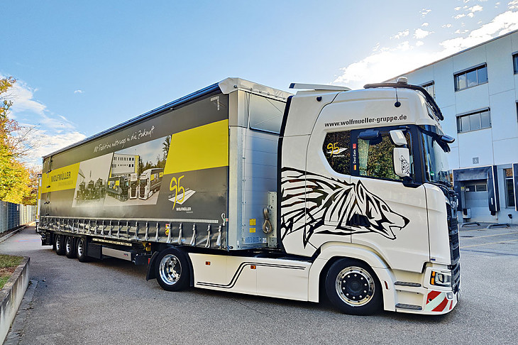 LKW der Spedition Wolfmüller fährt auf den Hof der Firma