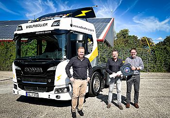 Schlüsselübergabe für den neuen E-Truck Scania 25L 