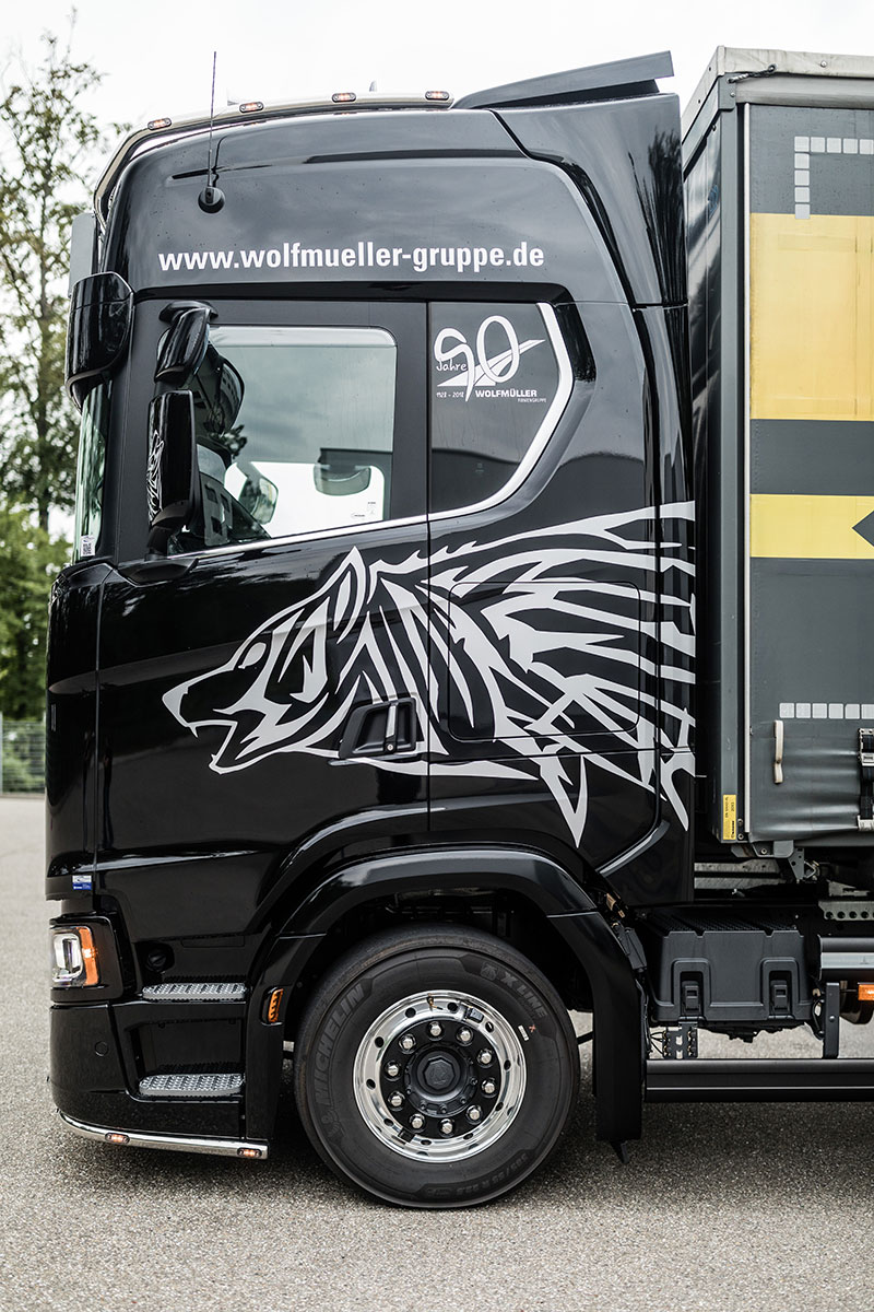 Zugmaschine eines LKW der Spedition Wolfmüller