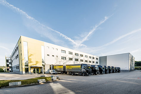 Wolfmüller Firmengebäude und LKW-Flotte