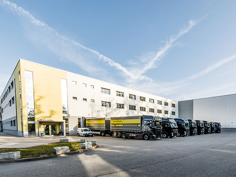 Firmengebäude und Wechselbrückenfahrzeuge der Wolfmüller Firmengruppe